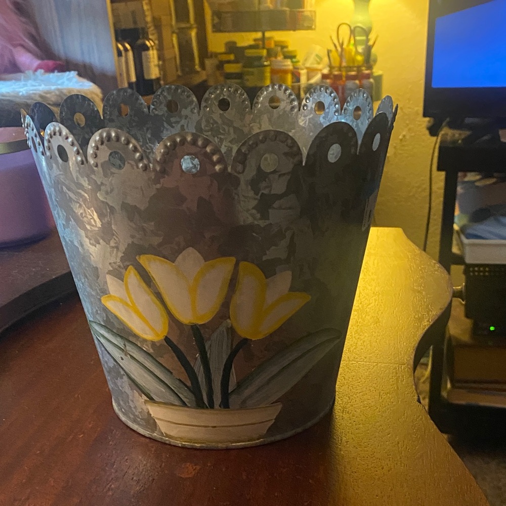 Like new galvanized, 10 flower pot/bucket with hand, painted yellow tulips